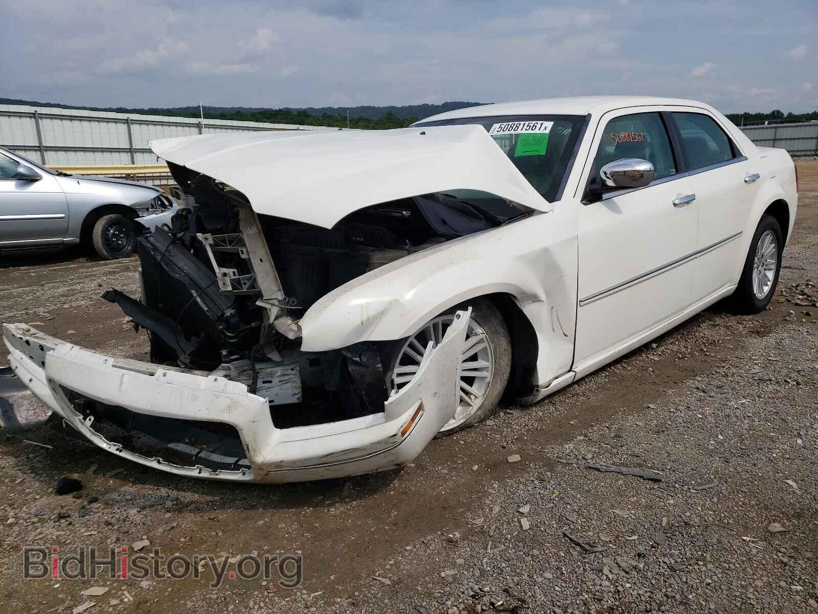 2010 CHRYSLER 300 - VIN: 2C3CA5CV7AH125805 - Фото 2