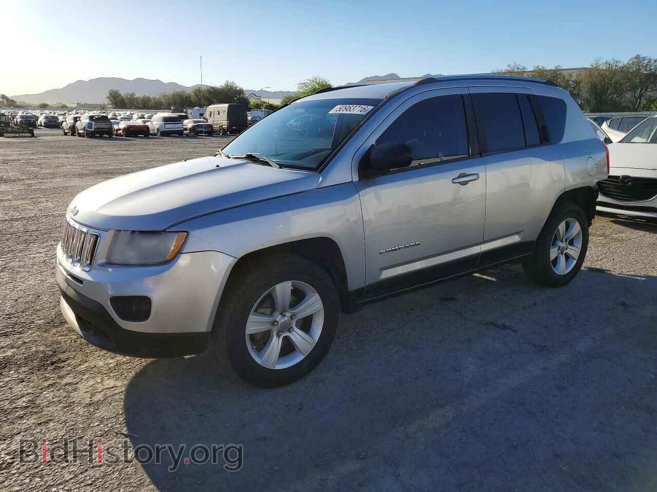Photo 1J4NF1FB5BD210554 - JEEP COMPASS 2011