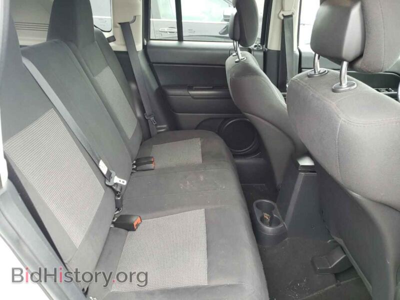 2011 Jeep COMPASS (VIN 1J4NF1FB5BD197059) — photo 6 of 10