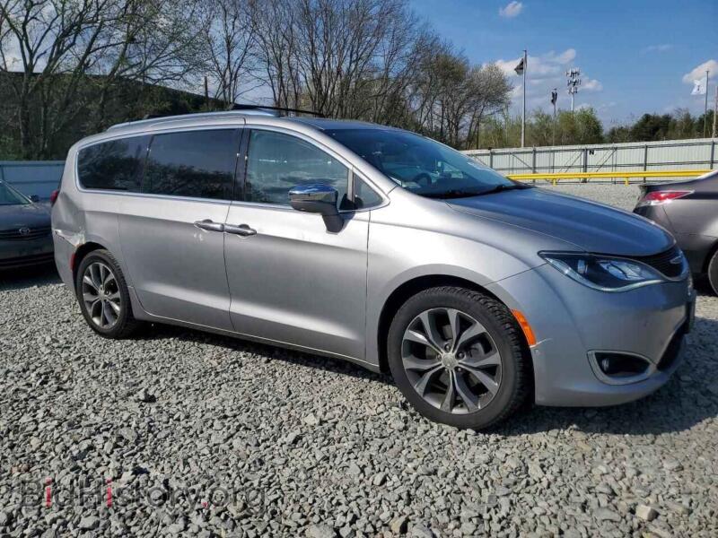 2017 Chrysler PACIFICA (VIN 2C4RC1GG8HR744518) — photo 4 of 13