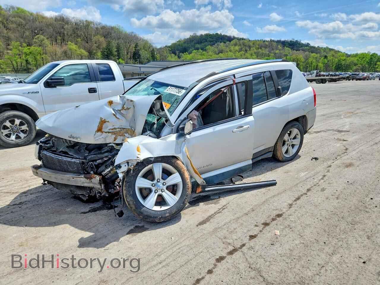 Photo 1J4NF1FB6BD136450 - JEEP COMPASS 2011