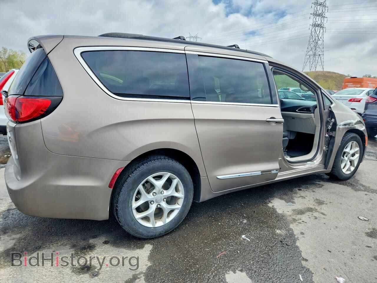 2017 CHRYSLER All Models - VIN: 2C4RC1BG5HR809557 - Фото 3