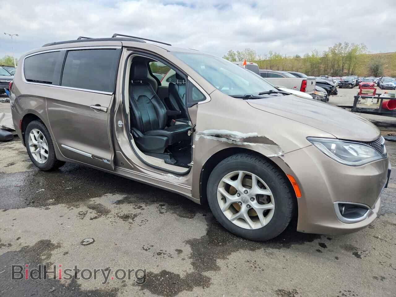 2017 CHRYSLER All Models - VIN: 2C4RC1BG5HR809557 - Фото 4