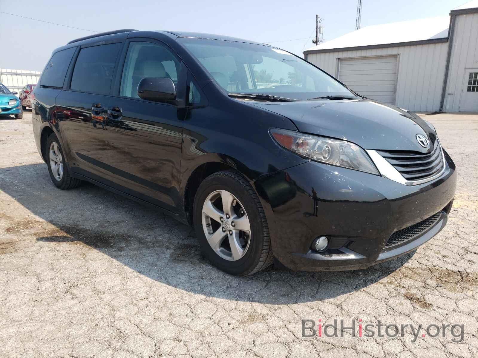 Photo 5TDKK3DC6BS028717 - TOYOTA SIENNA 2011