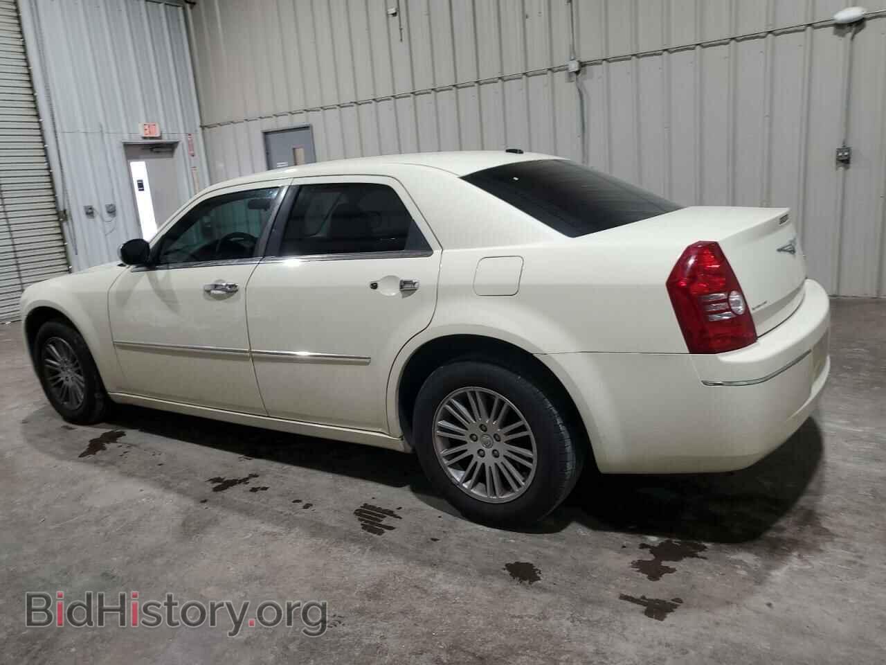 2010 CHRYSLER 300 - VIN: 2C3CA4CD7AH330588 - Photo 2