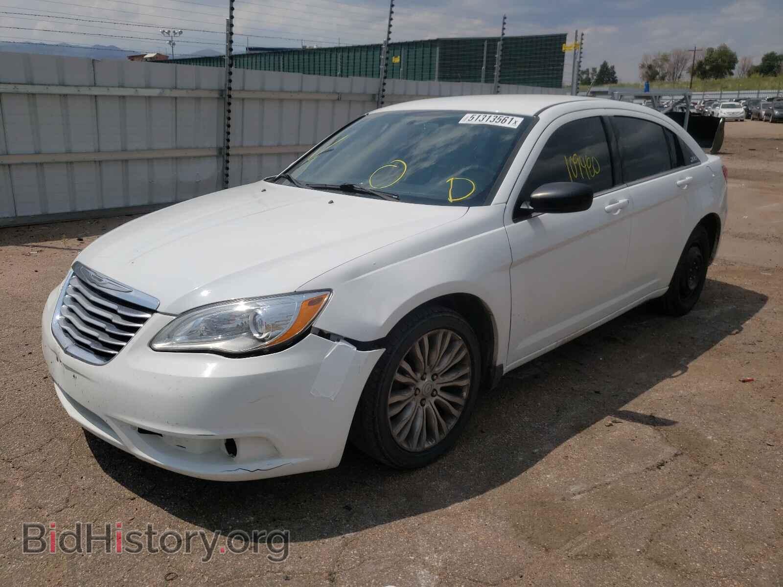 2013 CHRYSLER 200 - VIN: 1C3CCBAB3DN670638 - Фото 2