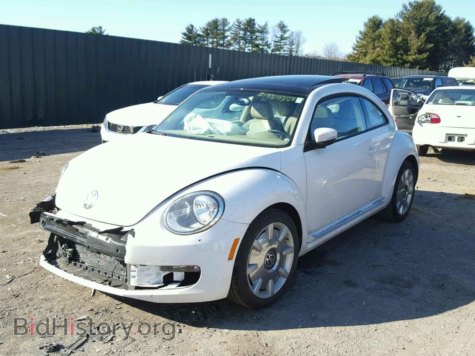 2013 VOLKSWAGEN BEETLE - VIN: 3VWJP7ATXDM654599 - Фото 2