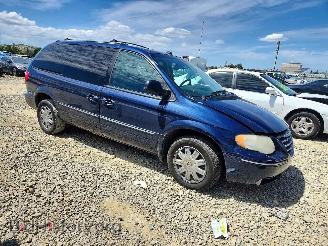 2005 CHRYSLER MINIVAN - VIN: 2C8GP64LX5R430910 - Photo 4