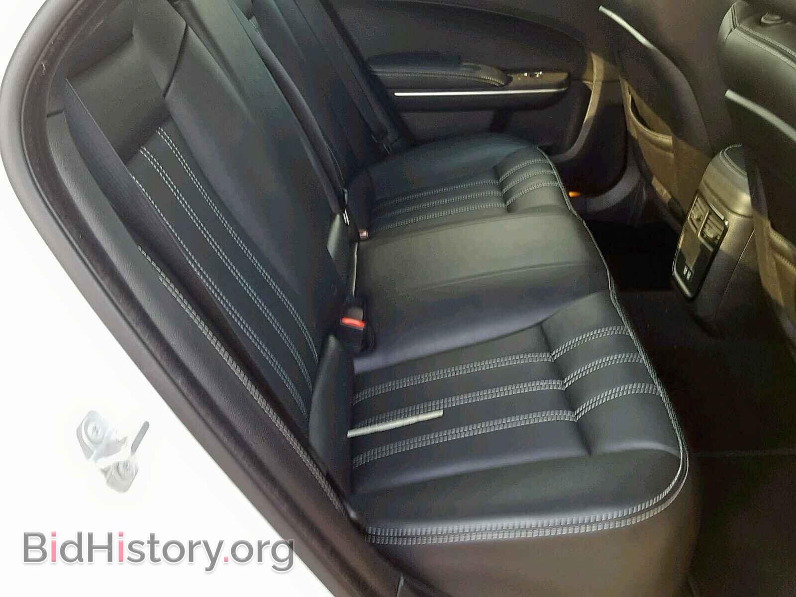 2019 CHRYSLER 300 - VIN: 2C3CCABG4KH555427 - Фото 6