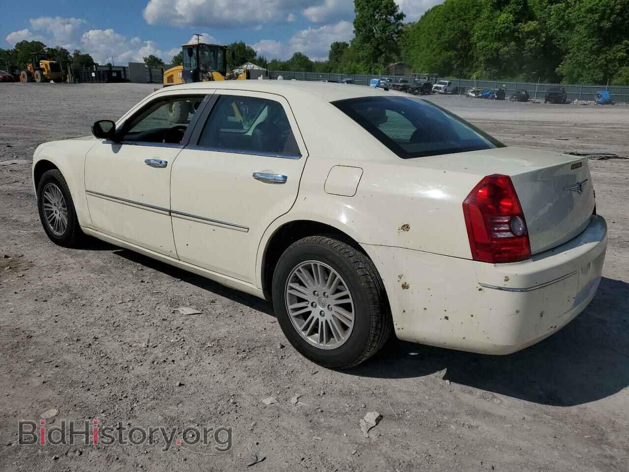 2010 CHRYSLER 300 - VIN: 2C3CA5CVXAH300693 - Фото 2