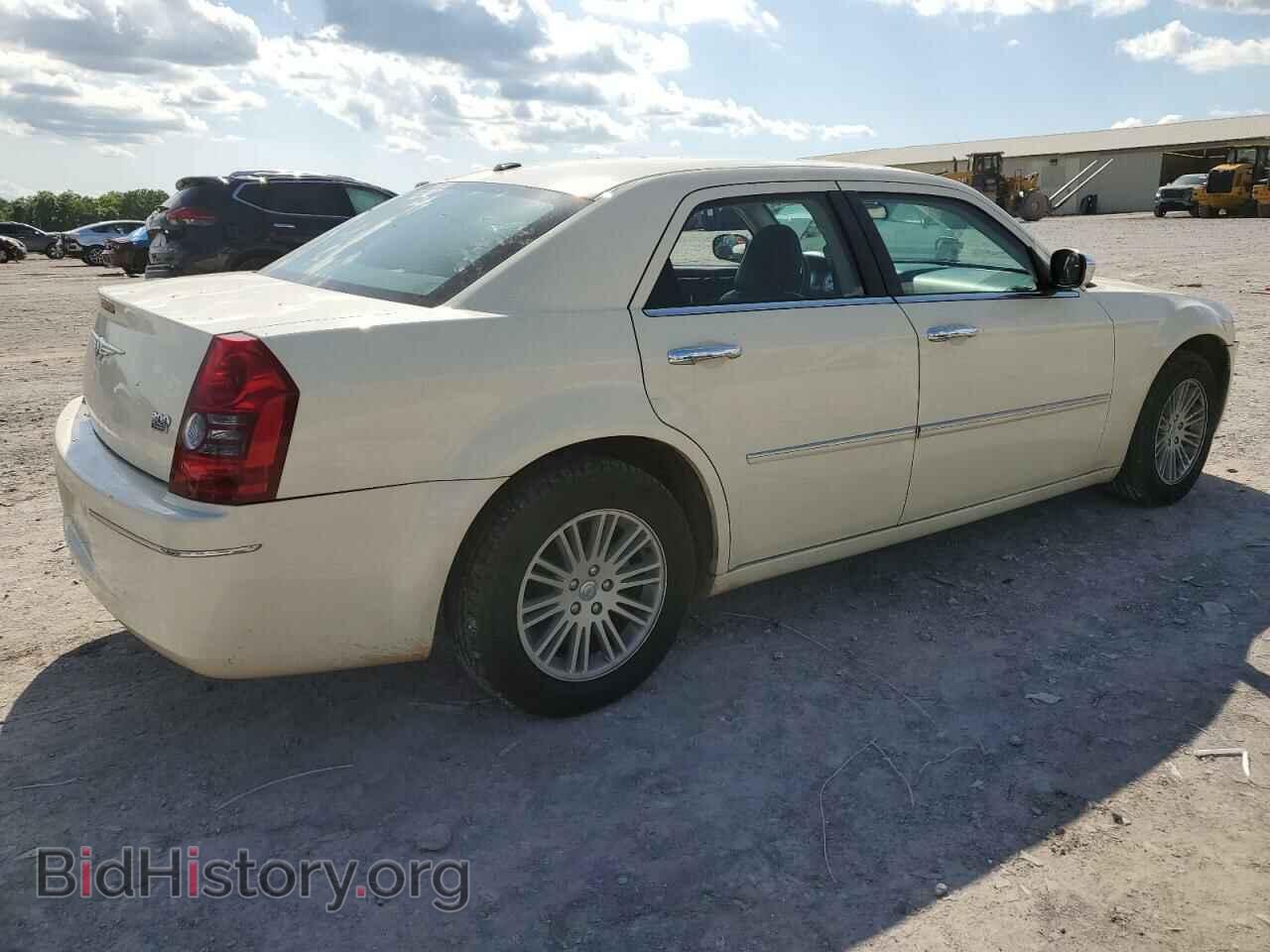 2010 CHRYSLER 300 - VIN: 2C3CA5CVXAH300693 - Фото 3