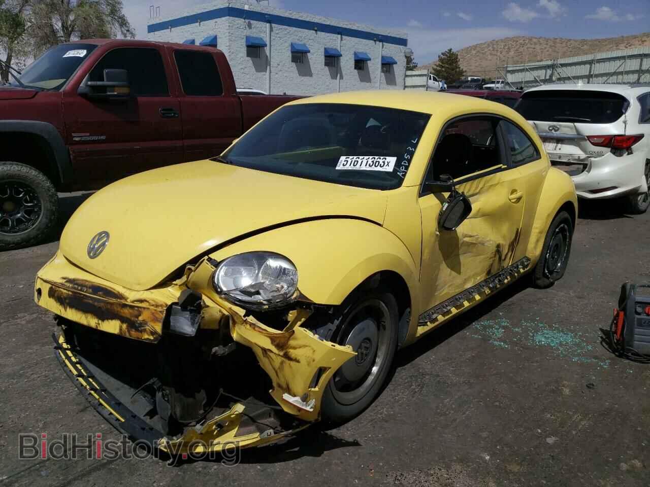 Photo 3VWJP7AT2CM665563 - VOLKSWAGEN BEETLE 2012