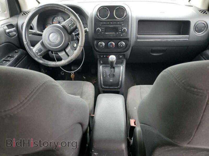 2011 Jeep COMPASS (VIN 1J4NT1FB2BD175240) — фото 8 из 13
