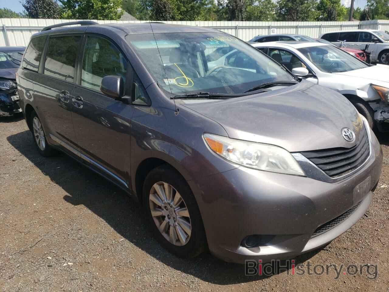 Photo 5TDJK3DC3BS013717 - TOYOTA SIENNA 2011