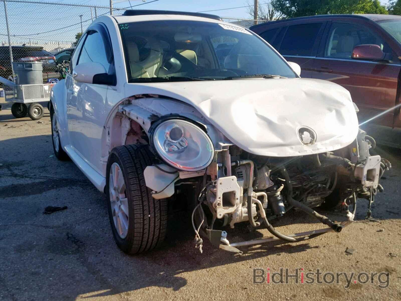 Photo 3VWRW3AG7AM020762 - VOLKSWAGEN BEETLE 2010