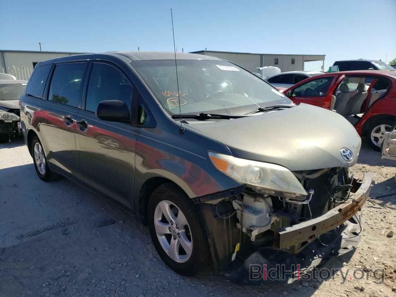 Photo 5TDZK3DC1BS104651 - TOYOTA SIENNA 2011