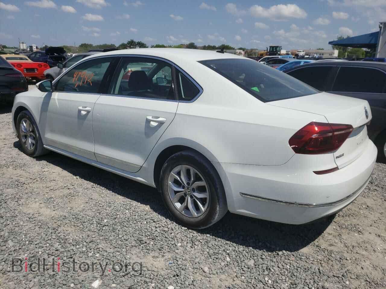 2017 VOLKSWAGEN PASSAT - VIN: 1VWAT7A34HC011653 - Фото 2