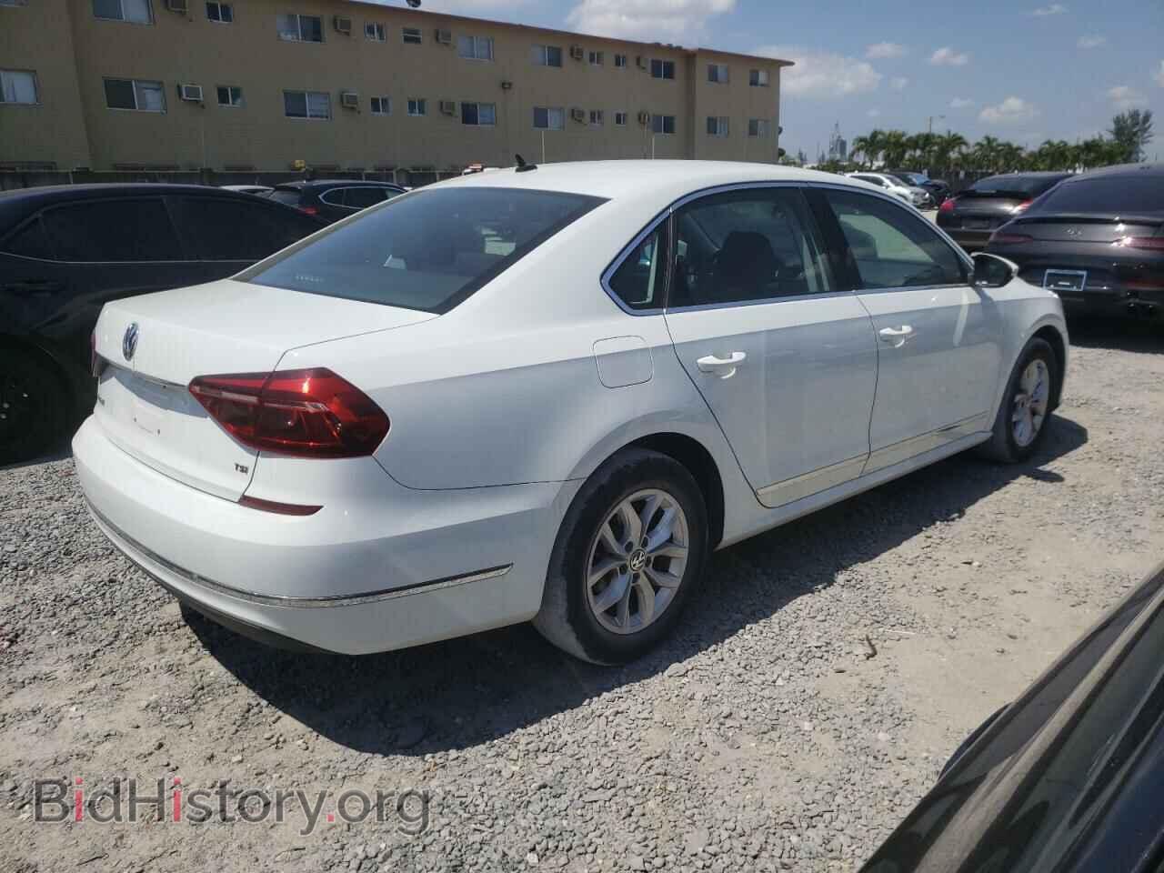 2017 VOLKSWAGEN PASSAT - VIN: 1VWAT7A34HC011653 - Фото 3
