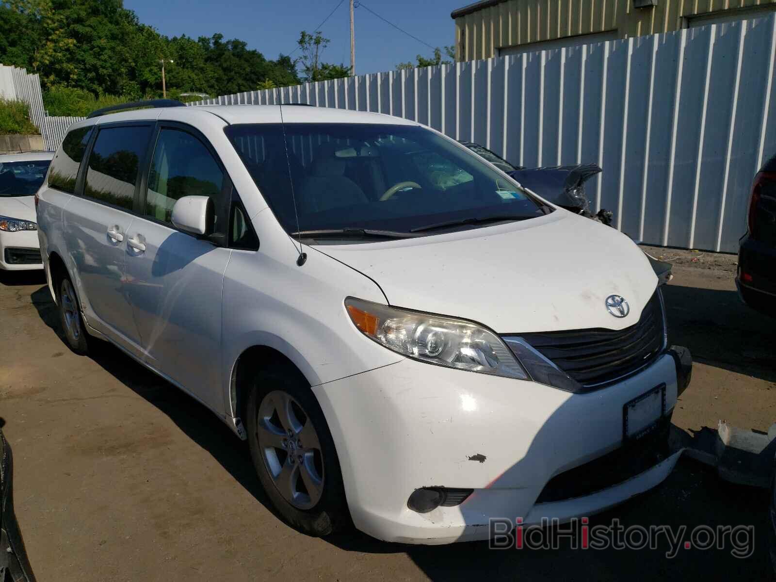 Photo 5TDKK3DC9BS032230 - TOYOTA SIENNA 2011