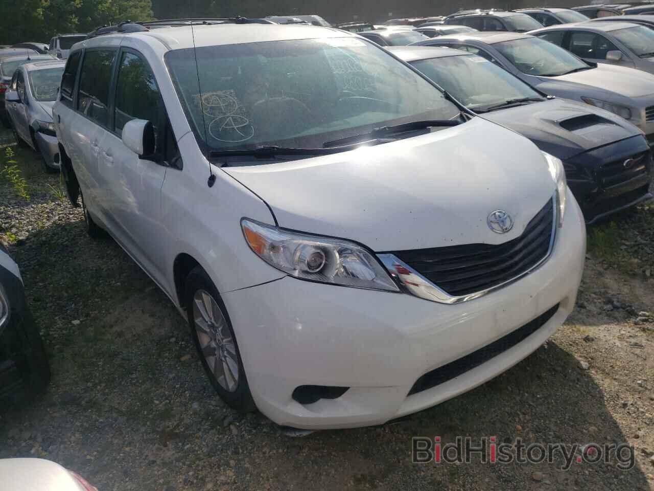 Photo 5TDJK3DC5BS026792 - TOYOTA SIENNA 2011