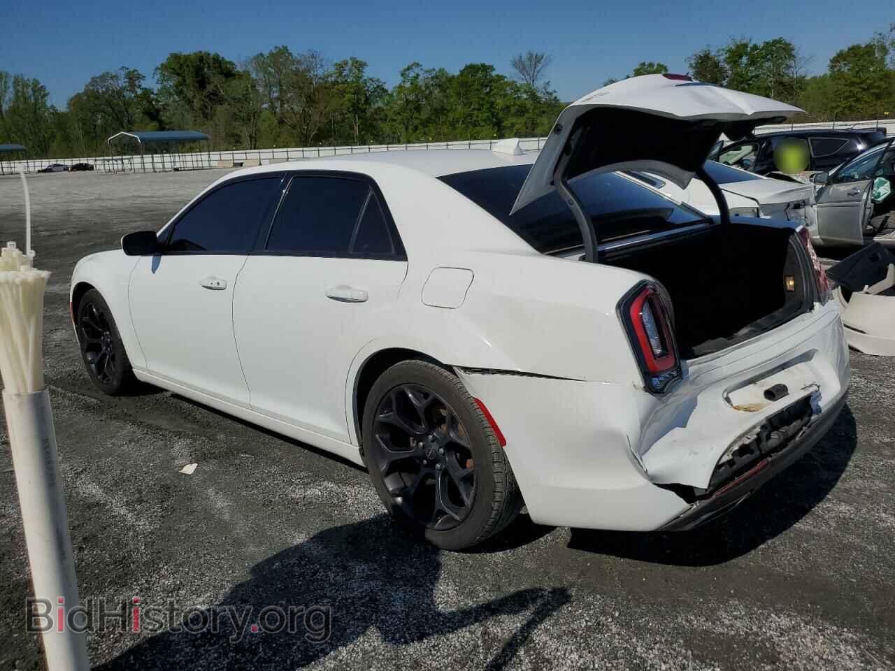 2019 CHRYSLER 300 - VIN: 2C3CCABG2KH618024 - Фото 2