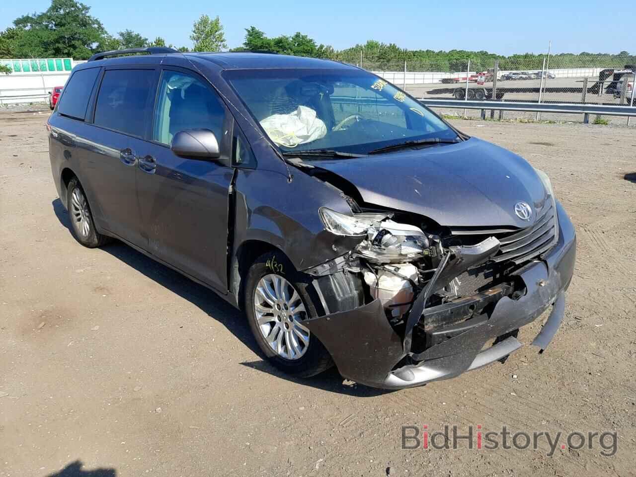 Photo 5TDYK3DC2BS038235 - TOYOTA SIENNA 2011