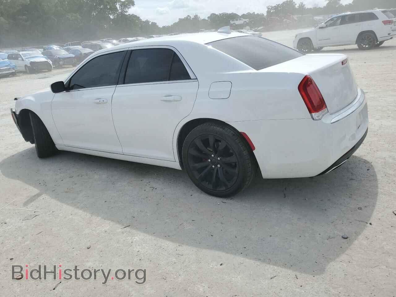 2019 CHRYSLER 300 - VIN: 2C3CCAAG1KH590282 - Фото 2
