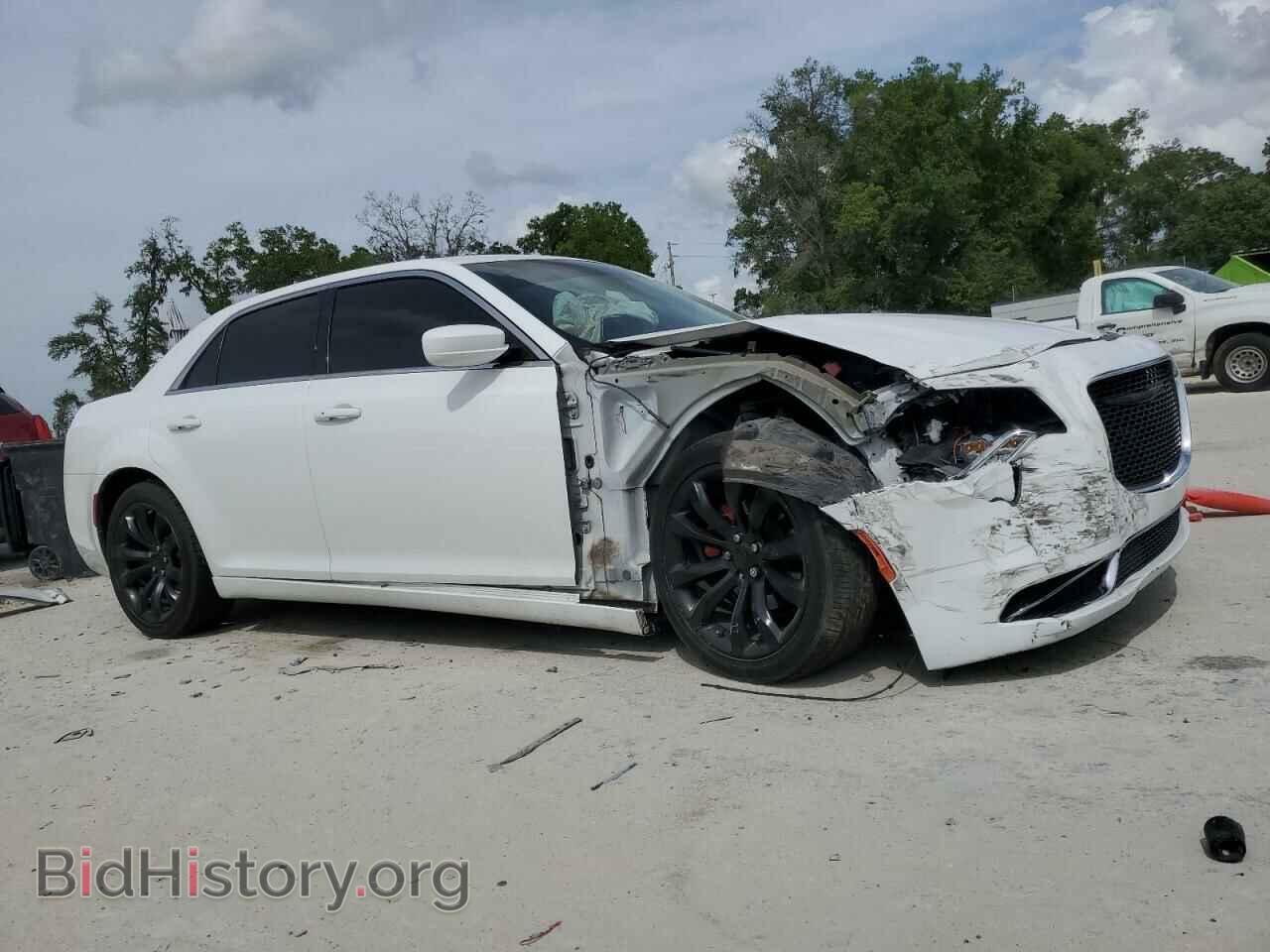 2019 CHRYSLER 300 - VIN: 2C3CCAAG1KH590282 - Фото 4