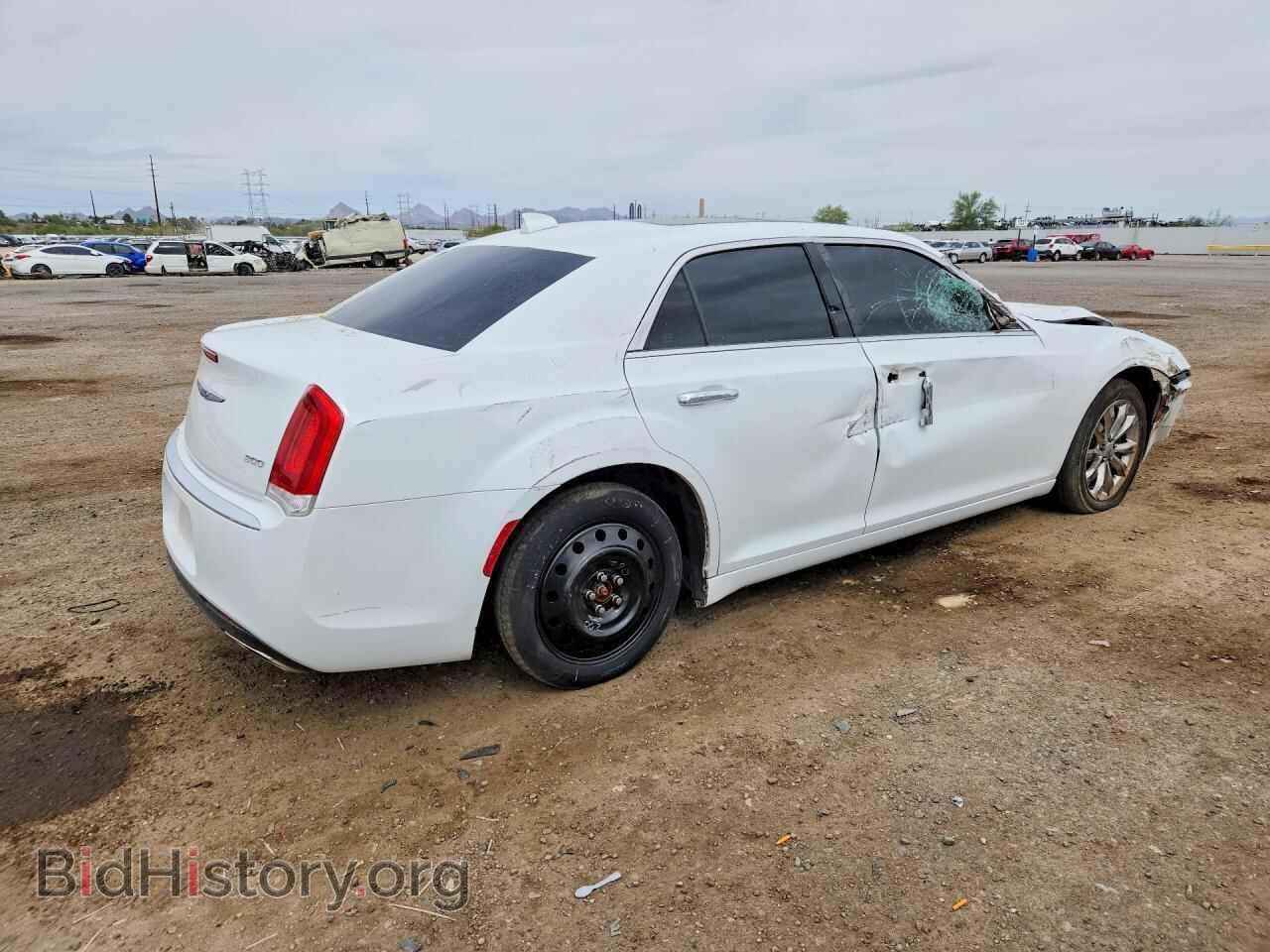 2019 CHRYSLER 300 - VIN: 2C3CCAKG0KH634500 - Фото 3