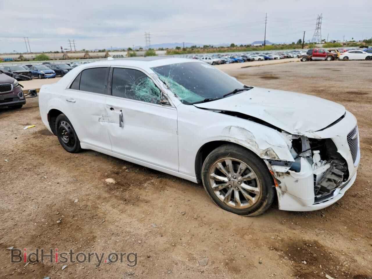 2019 CHRYSLER 300 - VIN: 2C3CCAKG0KH634500 - Фото 4