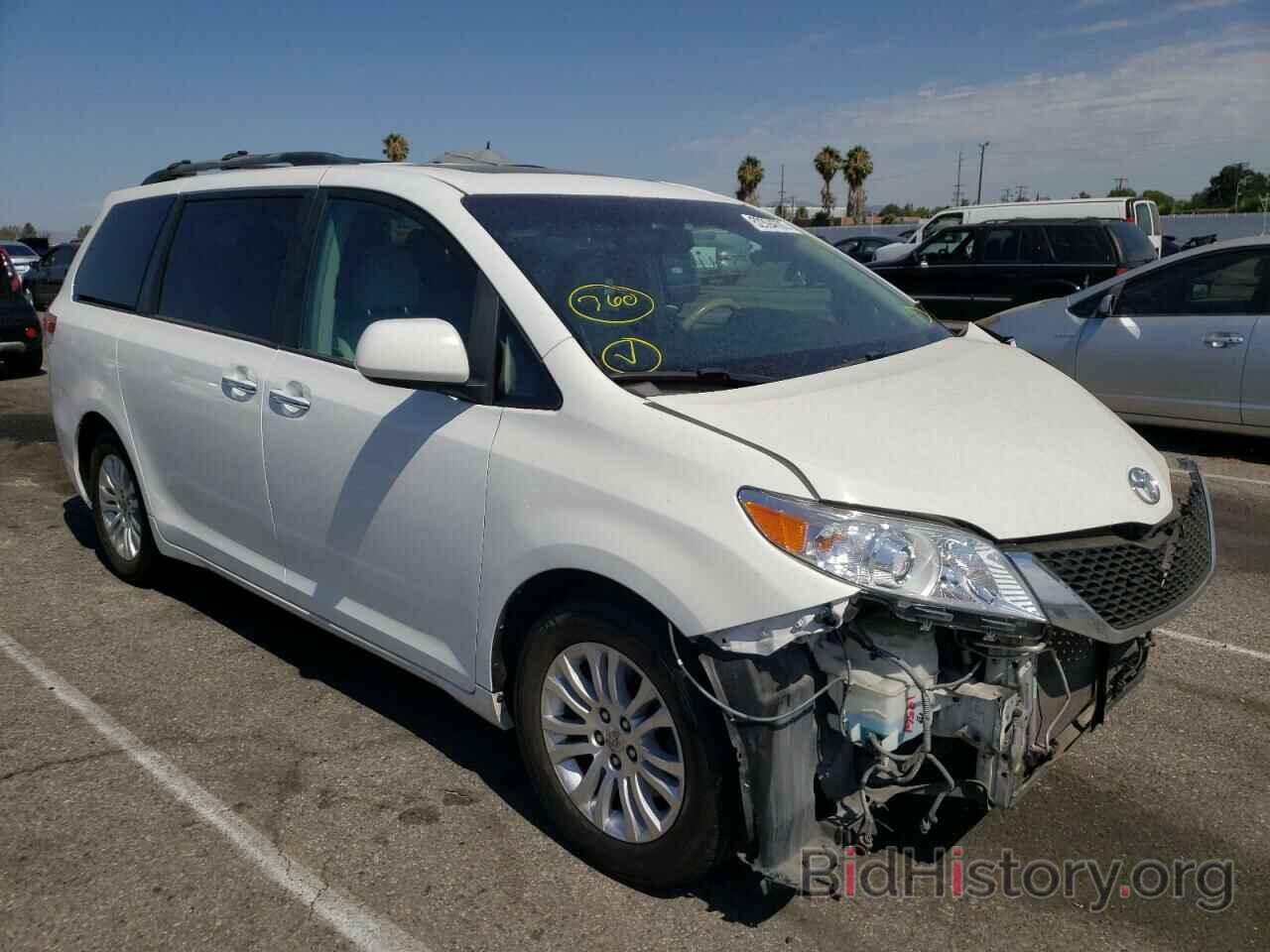 Photo 5TDYK3DC6BS143733 - TOYOTA SIENNA 2011