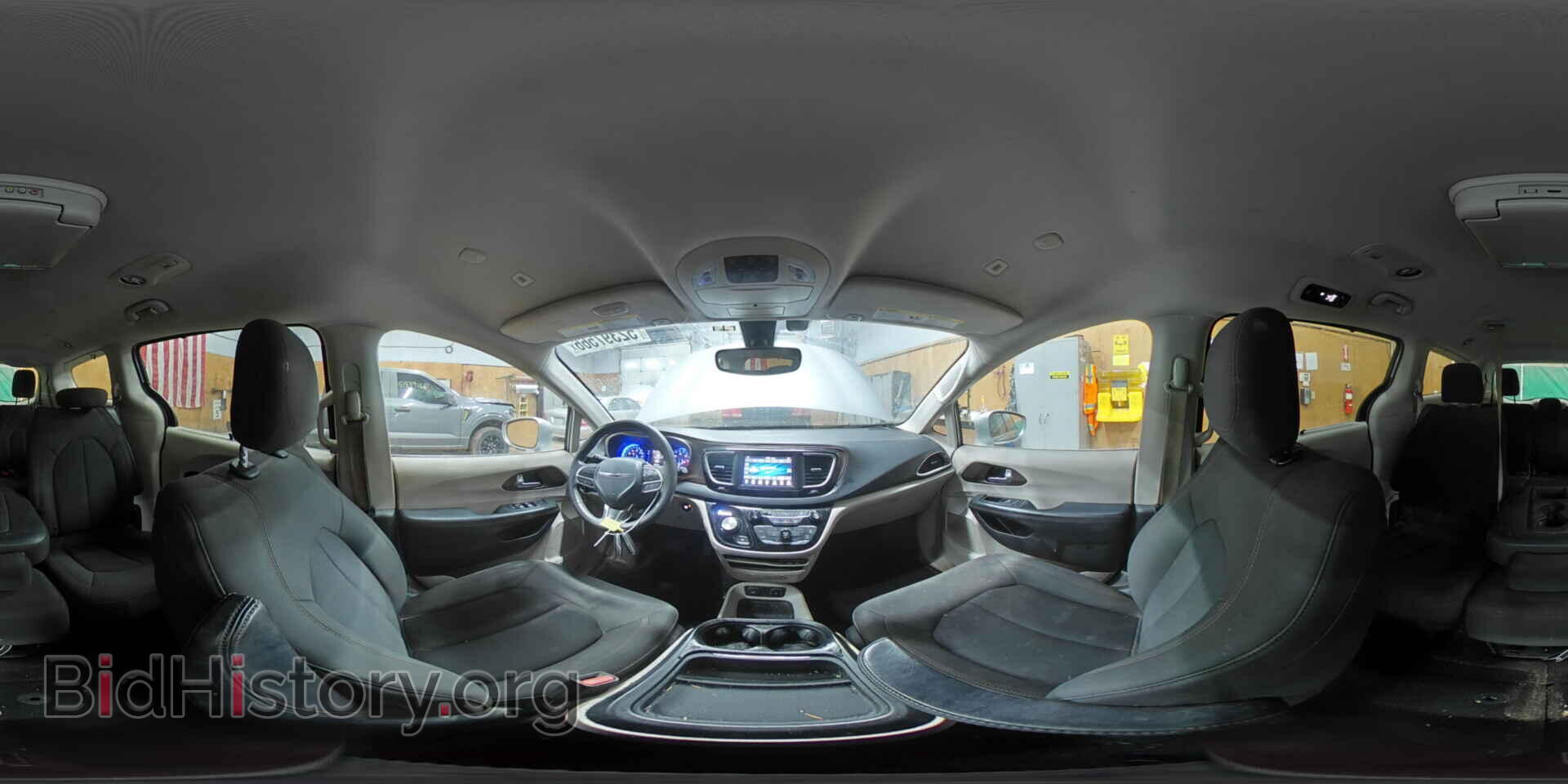 2018 CHRYSLER All Models - VIN: 2C4RC1FG2JR125906 - Фото 15