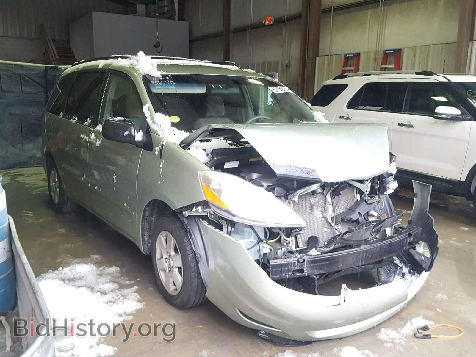 Photo  - TOYOTA SIENNA CE 2010