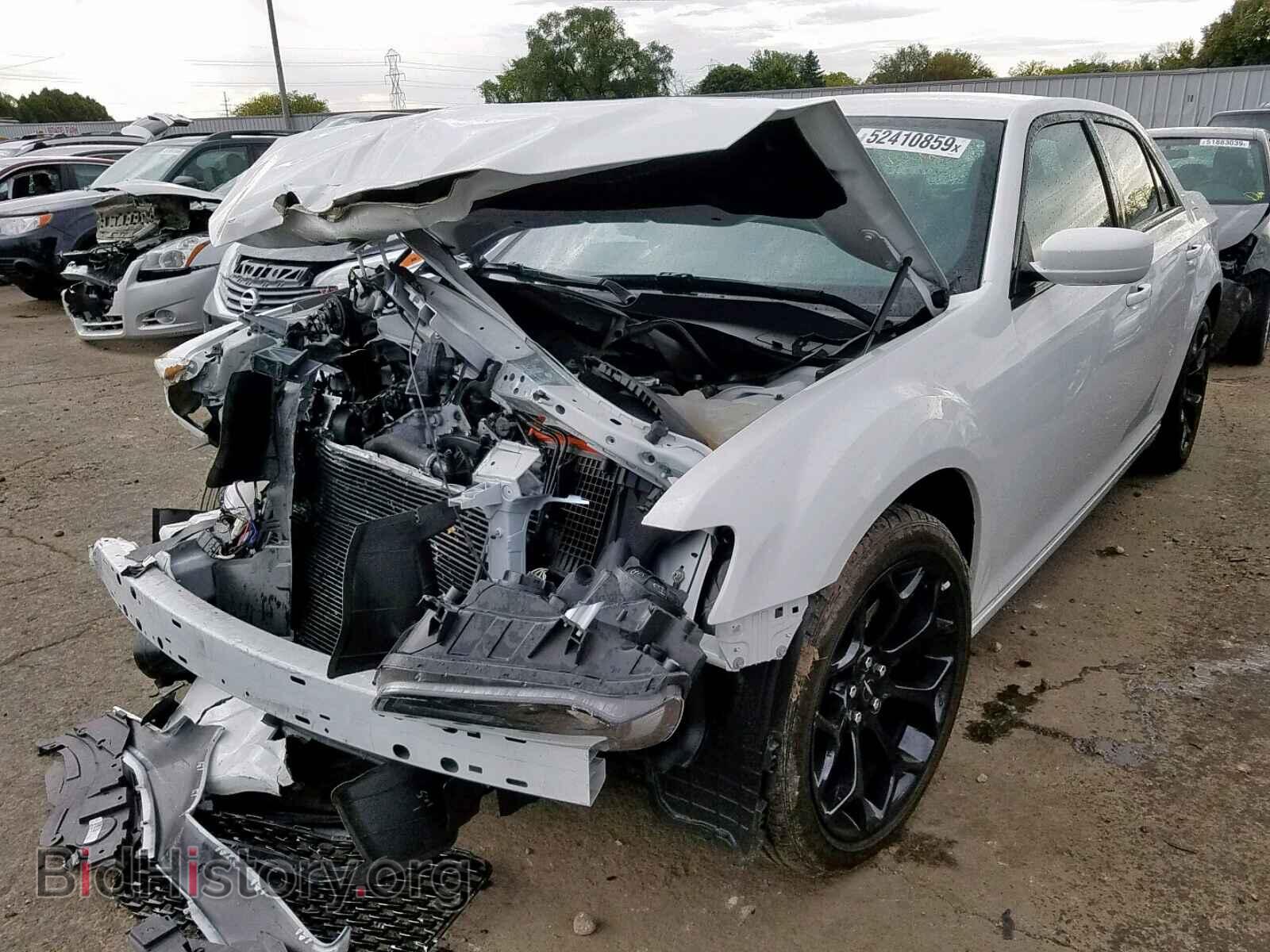 2019 CHRYSLER 300 - VIN: 2C3CCABG1KH539556 - Фото 2