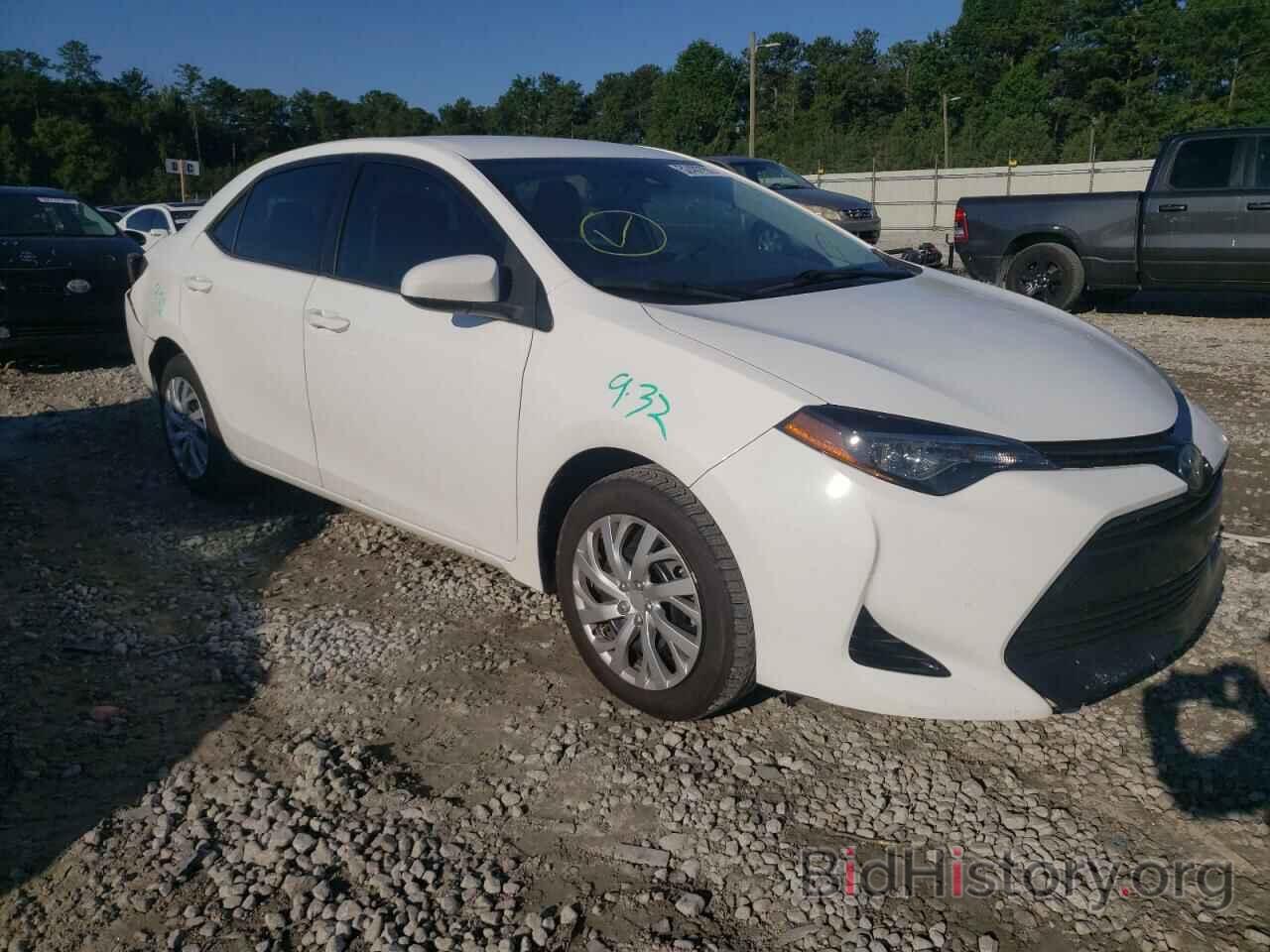 Photo 5YFBURHE3JP813101 - TOYOTA COROLLA 2018