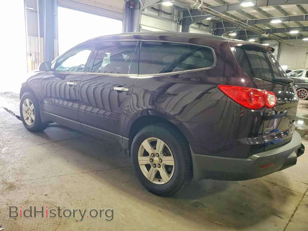 2010 CHEVROLET TRAVERSE - VIN: 1GNLVFED3AS151408 - Фото 2