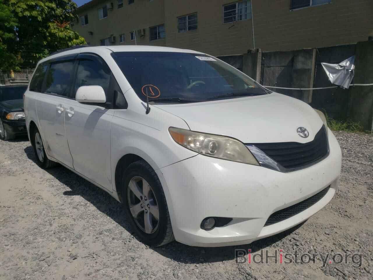 Photo 5TDKK3DC6BS086049 - TOYOTA SIENNA 2011