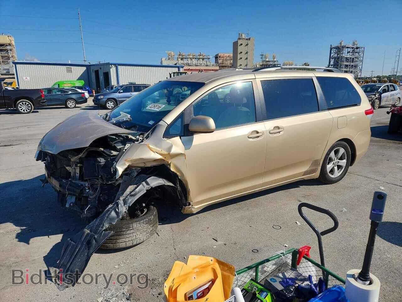 Photo 5TDKK3DC4BS096532 - TOYOTA SIENNA 2011