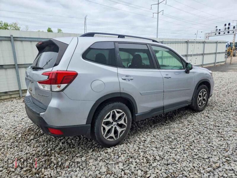 2019 Subaru FORESTER (VIN JF2SKAEC6KH417284) — photo 3 of 13