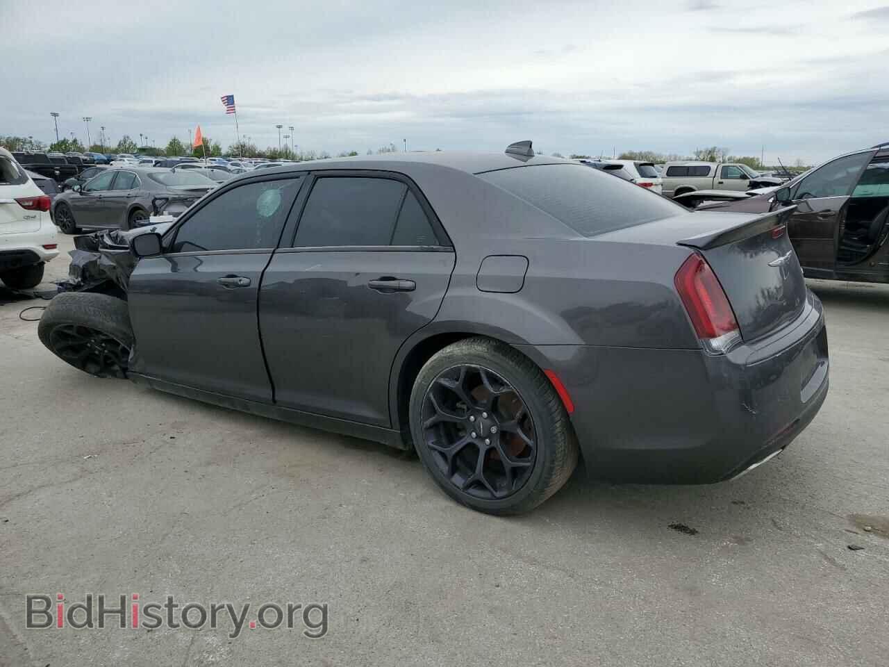2019 CHRYSLER 300 - VIN: 2C3CCAAG3KH663927 - Фото 2