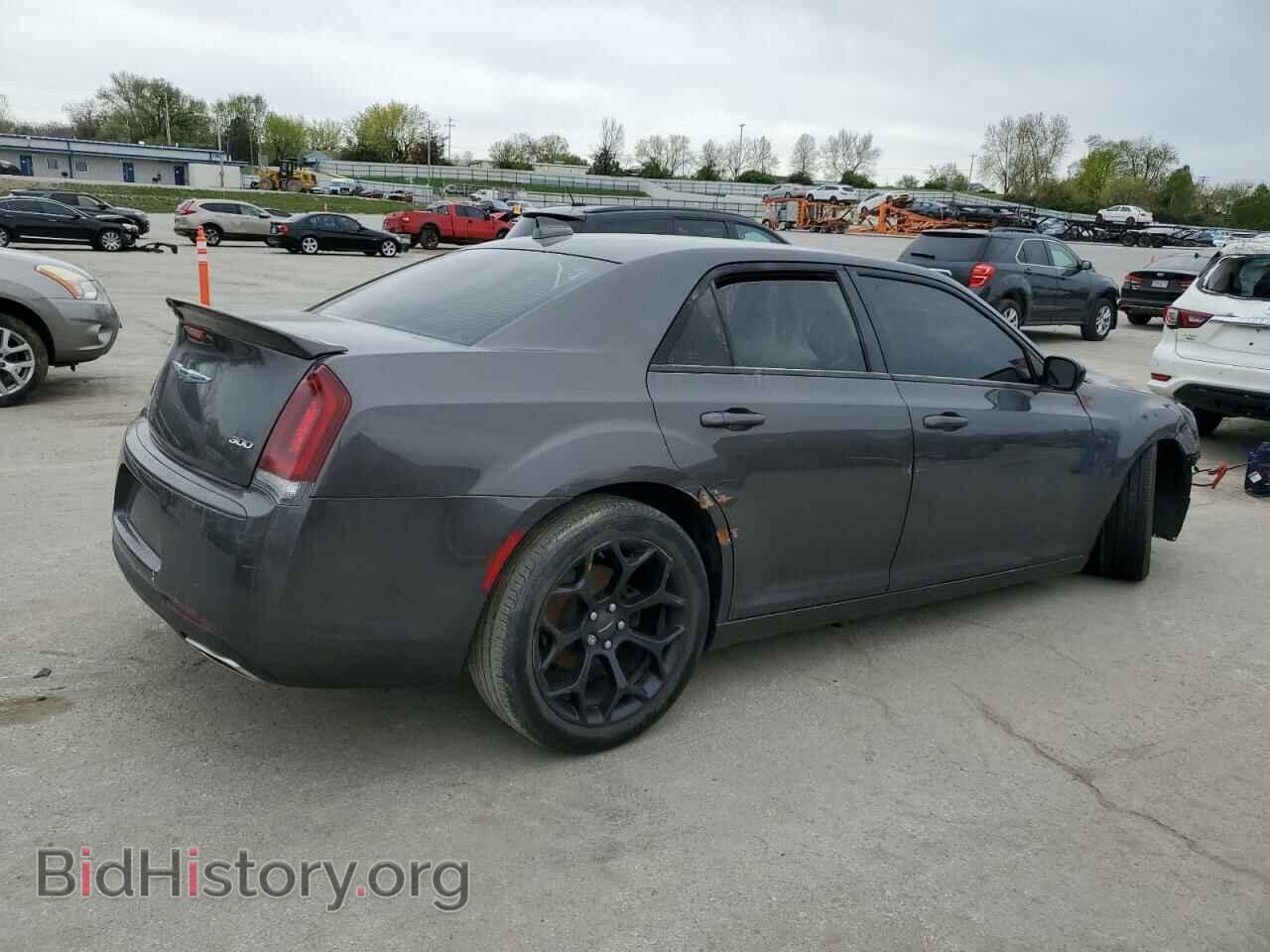 2019 CHRYSLER 300 - VIN: 2C3CCAAG3KH663927 - Фото 3