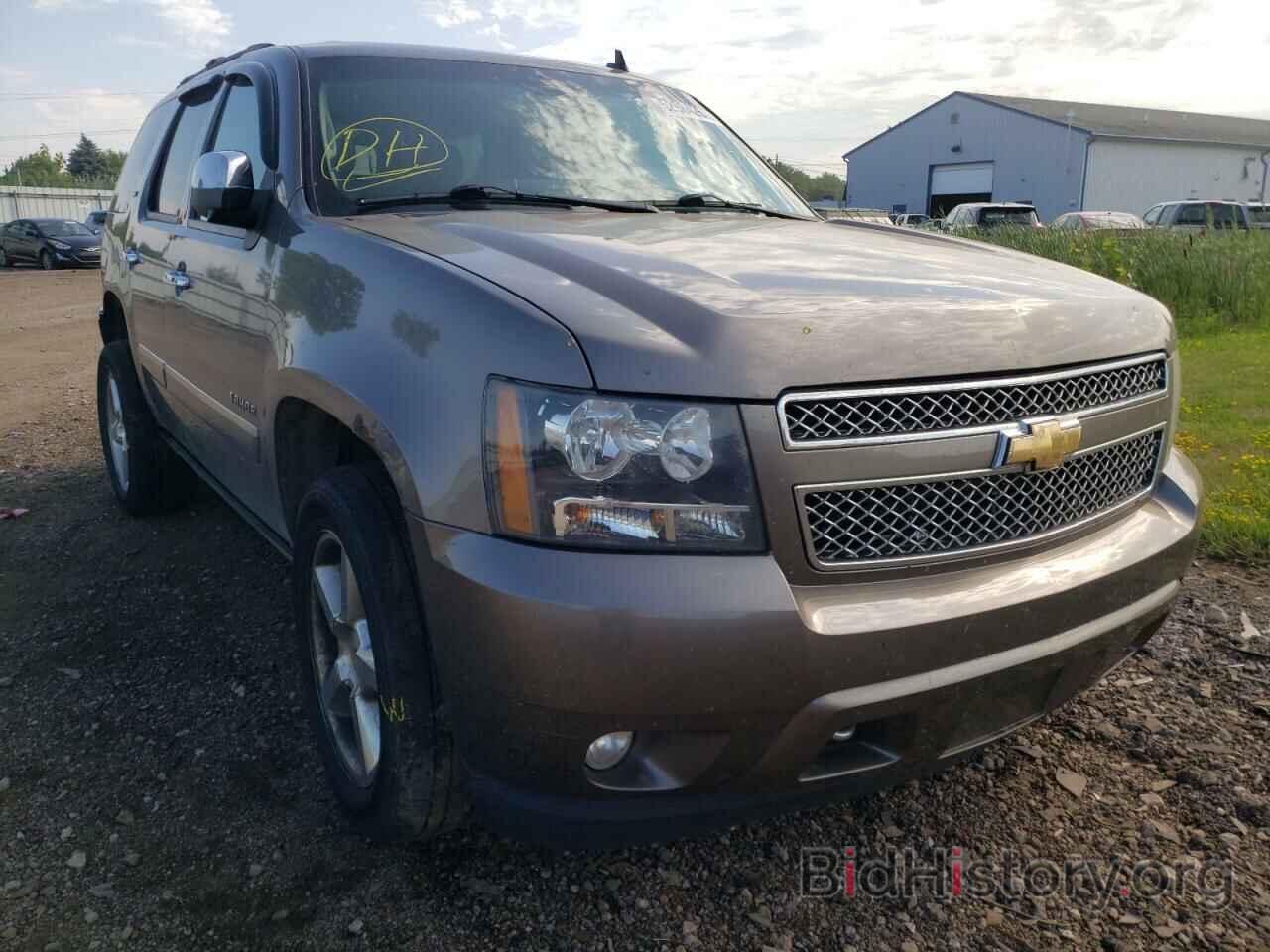 Photo 1GNSKCE09BR111309 - CHEVROLET TAHOE 2011