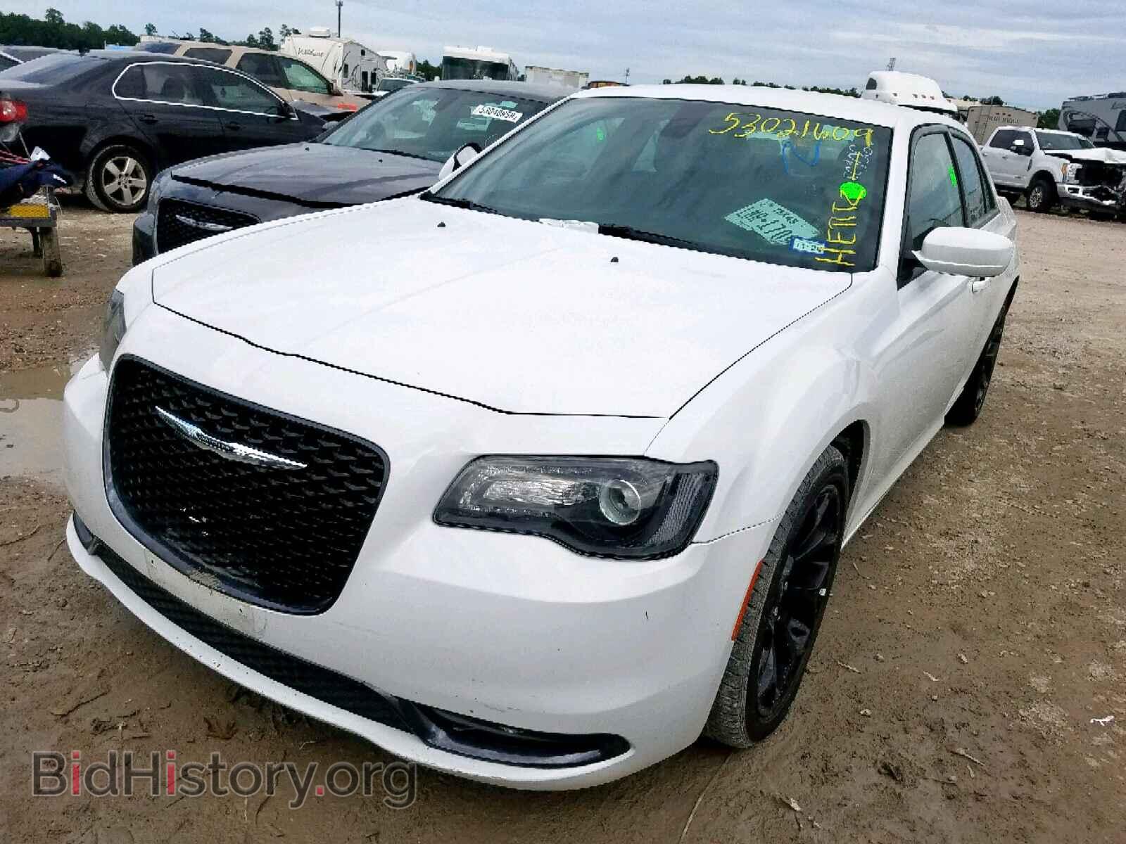 2019 CHRYSLER 300 - VIN: 2C3CCABG5KH562581 - Фото 2