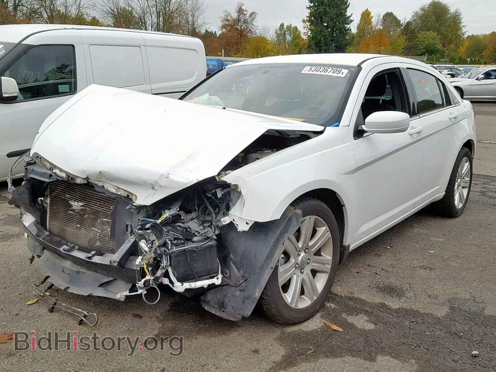 2013 CHRYSLER 200 - VIN: 1C3CCBAB8DN706100 - Фото 2