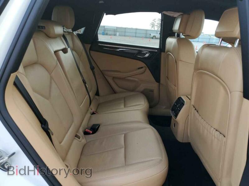 2017 Porsche MACAN (VIN WP1AA2A59HLB05605) — photo 6 of 10