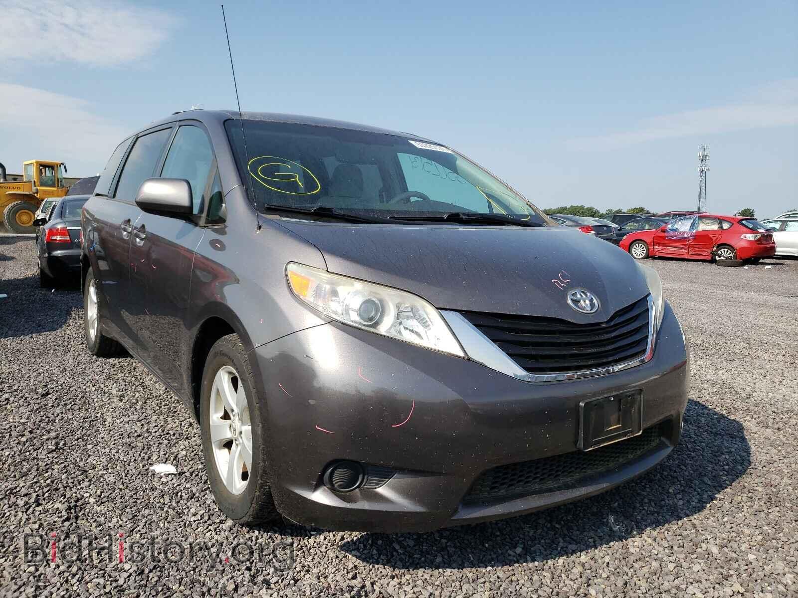 Photo 5TDKK3DC5BS036680 - TOYOTA SIENNA 2011