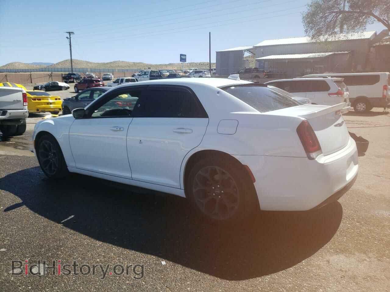 2019 CHRYSLER 300 - VIN: 2C3CCABG6KH601033 - Фото 2