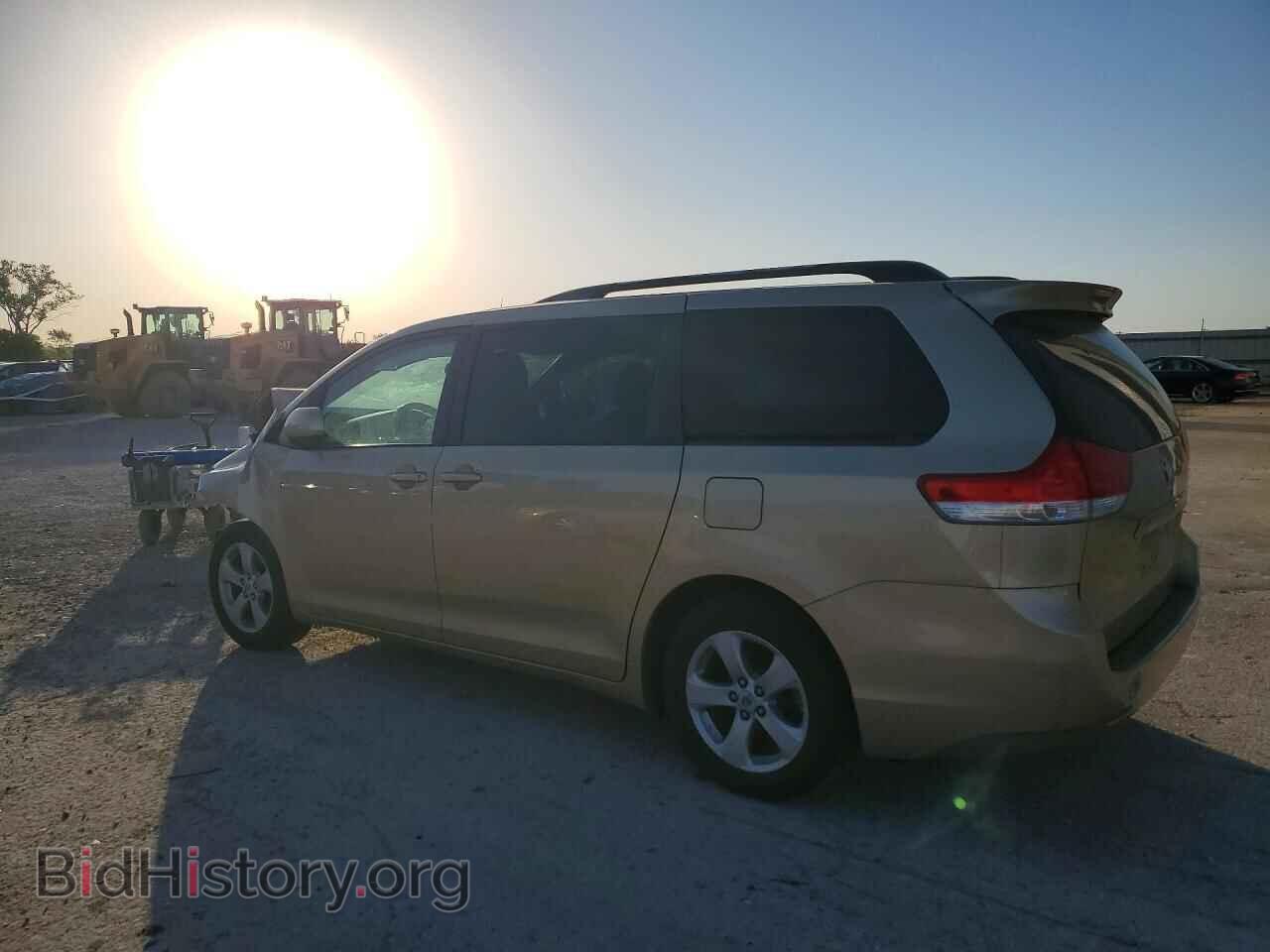 2011 TOYOTA SIENNA - VIN: 5TDKK3DC4BS044656 - Фото 2