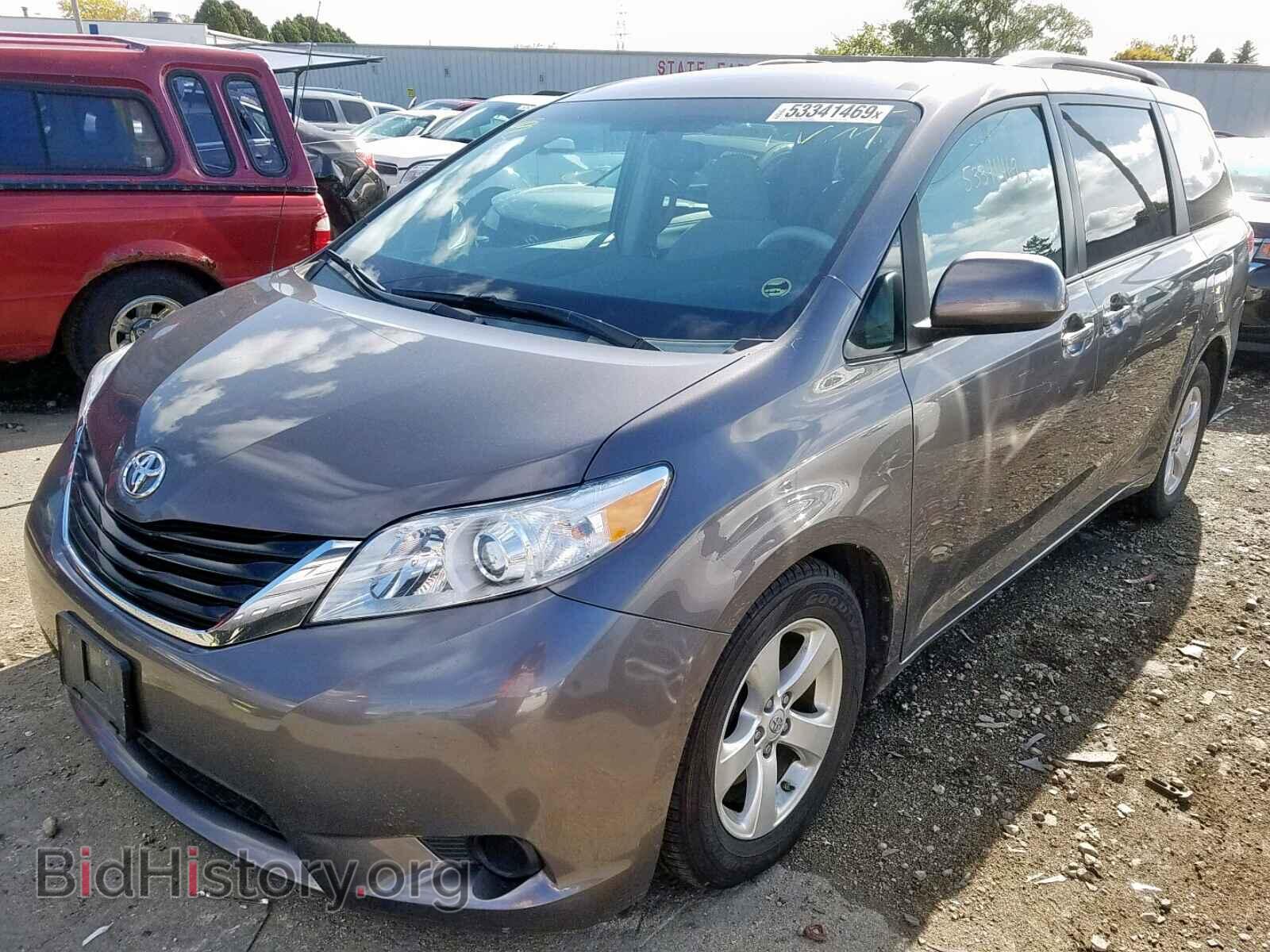 2013 TOYOTA SIENNA LE - VIN: 5TDKK3DC8DS347975 - Фото 2