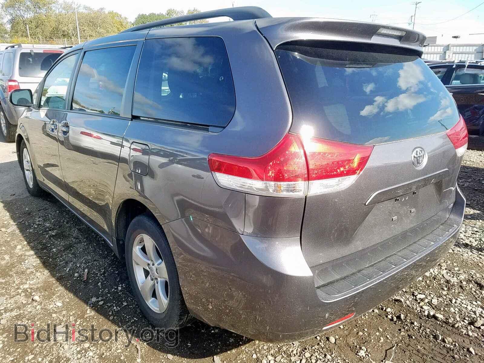 2013 TOYOTA SIENNA LE - VIN: 5TDKK3DC8DS347975 - Фото 3